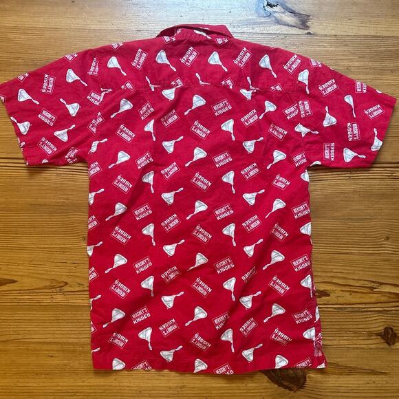Hershey's red chocolate kiss short sleeve cotton button up short SIZE M - Picture 5 of 5